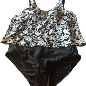 Lands' End  Women’s Scoop Neck Black and White One‎ Piece Swimsuit Size 14-16